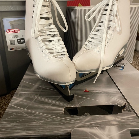 Jackson 150 figure skates brand new in the box white lace up. Never worn or used - Picture 5 of 12